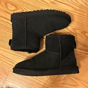 UGG CLASSIC MINI BOOTIES